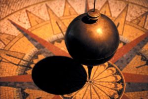 Pendulum for studies of earths slow rotation